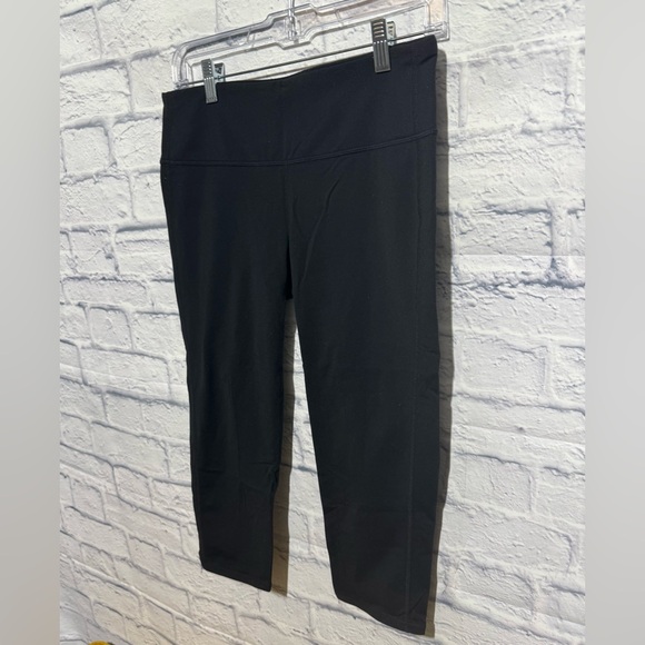 Women’s Black Athleta Cropped Leggings - Picture 4 of 5